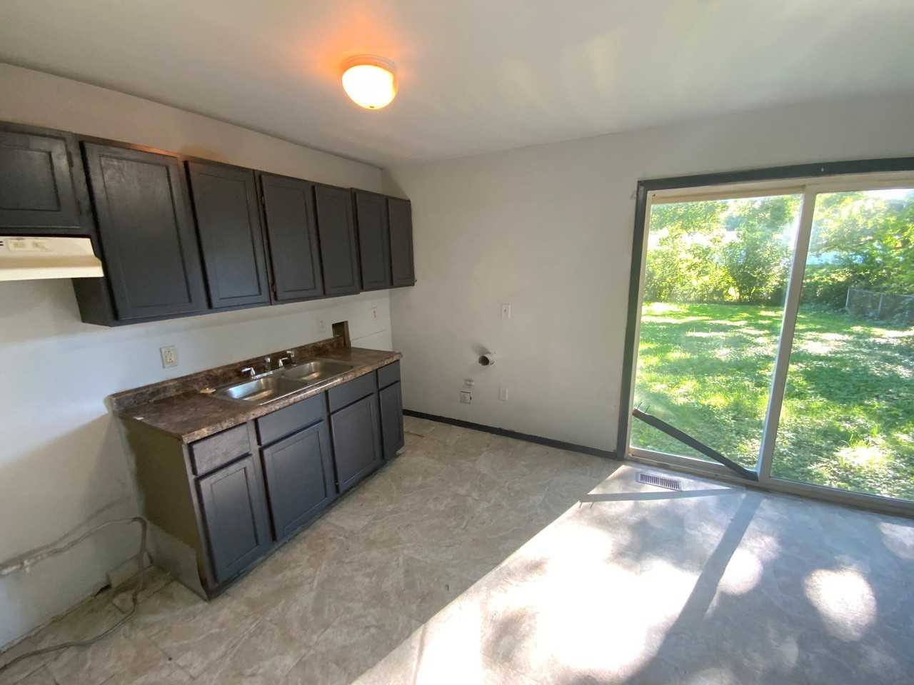 1109 Koehn Dr - Photo 3 of 14