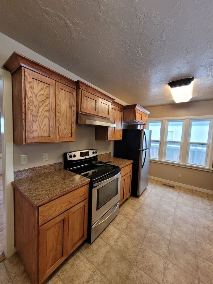 305 S Meridian Rd - Photo 2 of 13