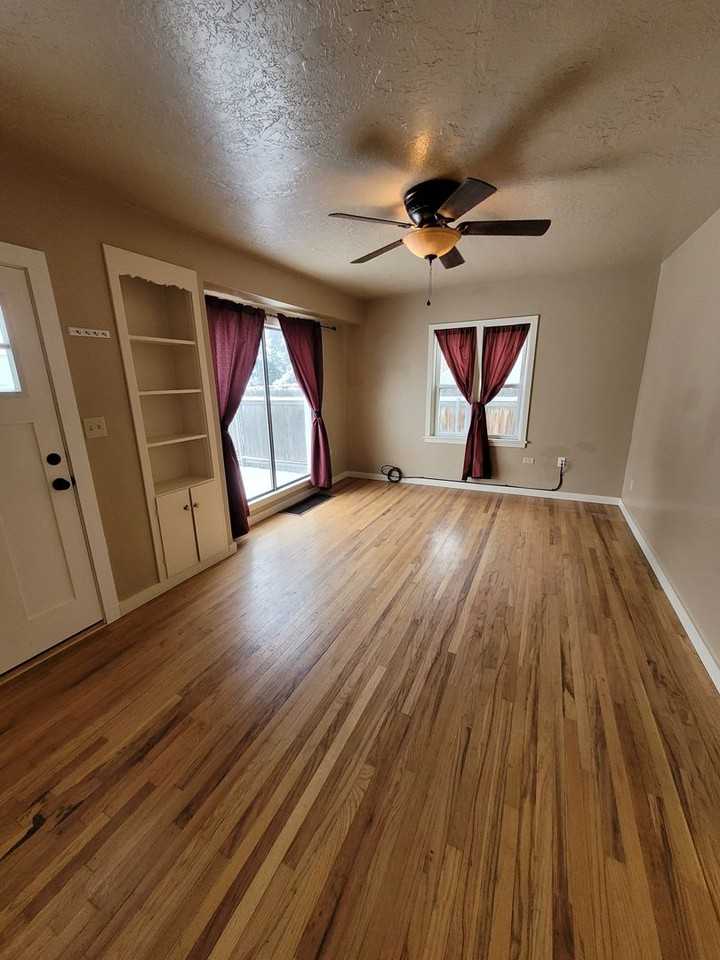 305 S Meridian Rd - Photo 3 of 13