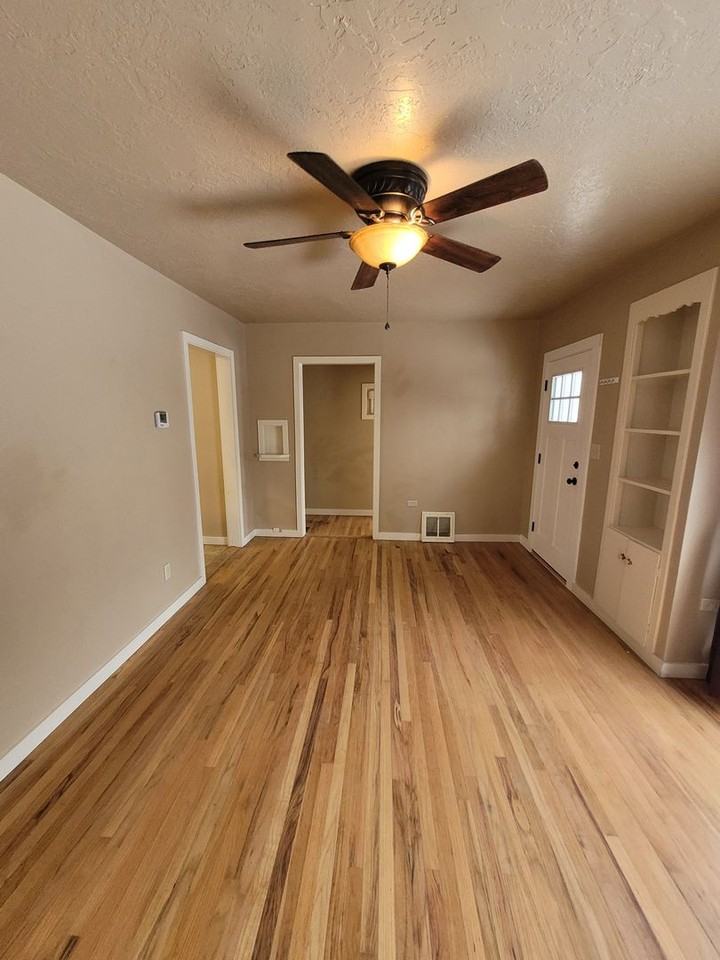 305 S Meridian Rd - Photo 4 of 13