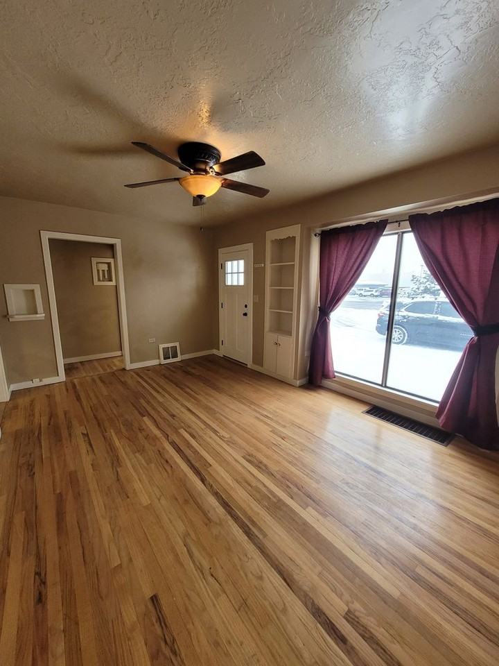 305 S Meridian Rd - Photo 5 of 13