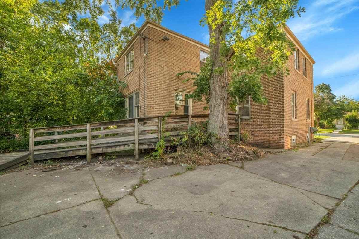 2546 W 115th St - Photo 3 of 31