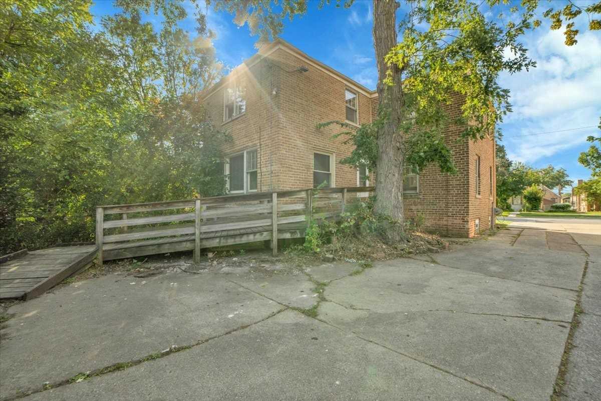 2546 W 115th St - Photo 4 of 31