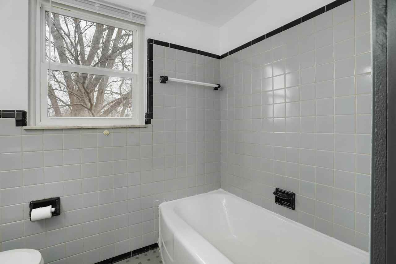 18492 Greenfield Road - Photo 5 of 15