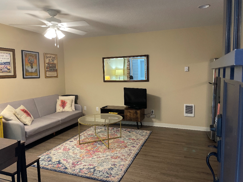 443 Ne Graham St #B - Photo 3 of 16