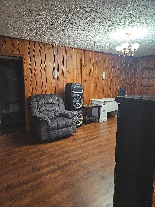 901 N Elm St - Photo 3 of 8