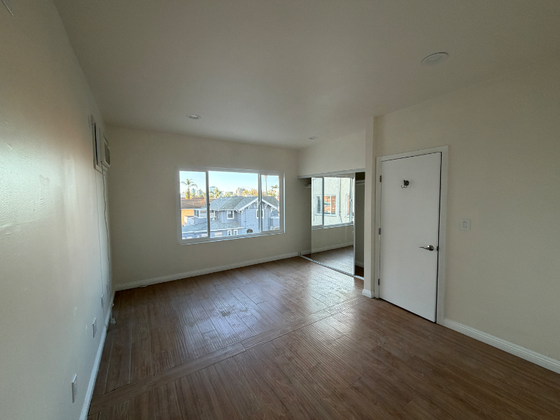 317 Laurel St - Photo 6 of 9