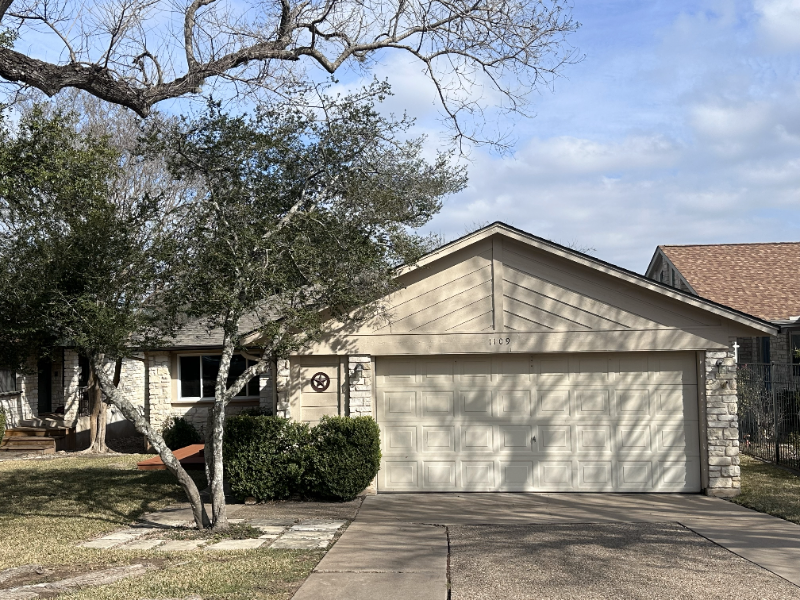 1109 Lohmans Crossing Rd - Photo 2 of 23