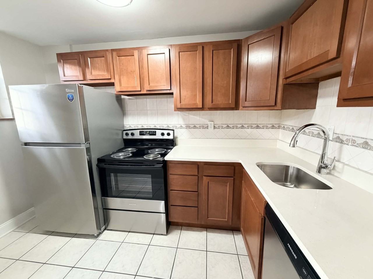 REGENCY COURT APARTMENTS -- 018 - Photo 4 of 26