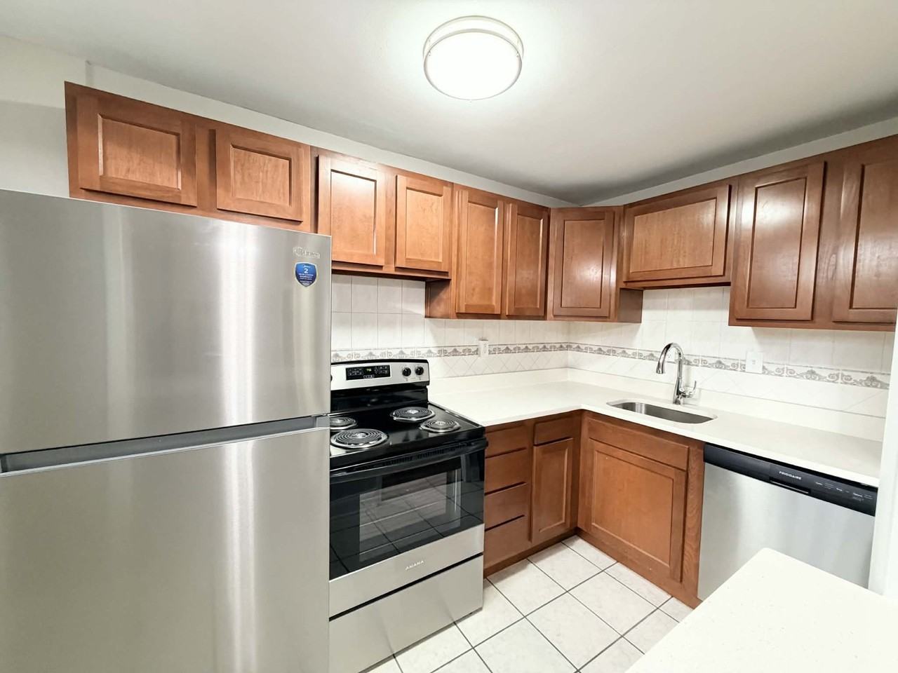 REGENCY COURT APARTMENTS -- 018 - Photo 5 of 26