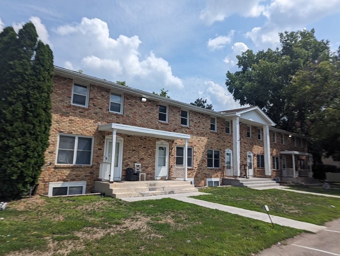 Lincoln Manor - Photo 2 of 50