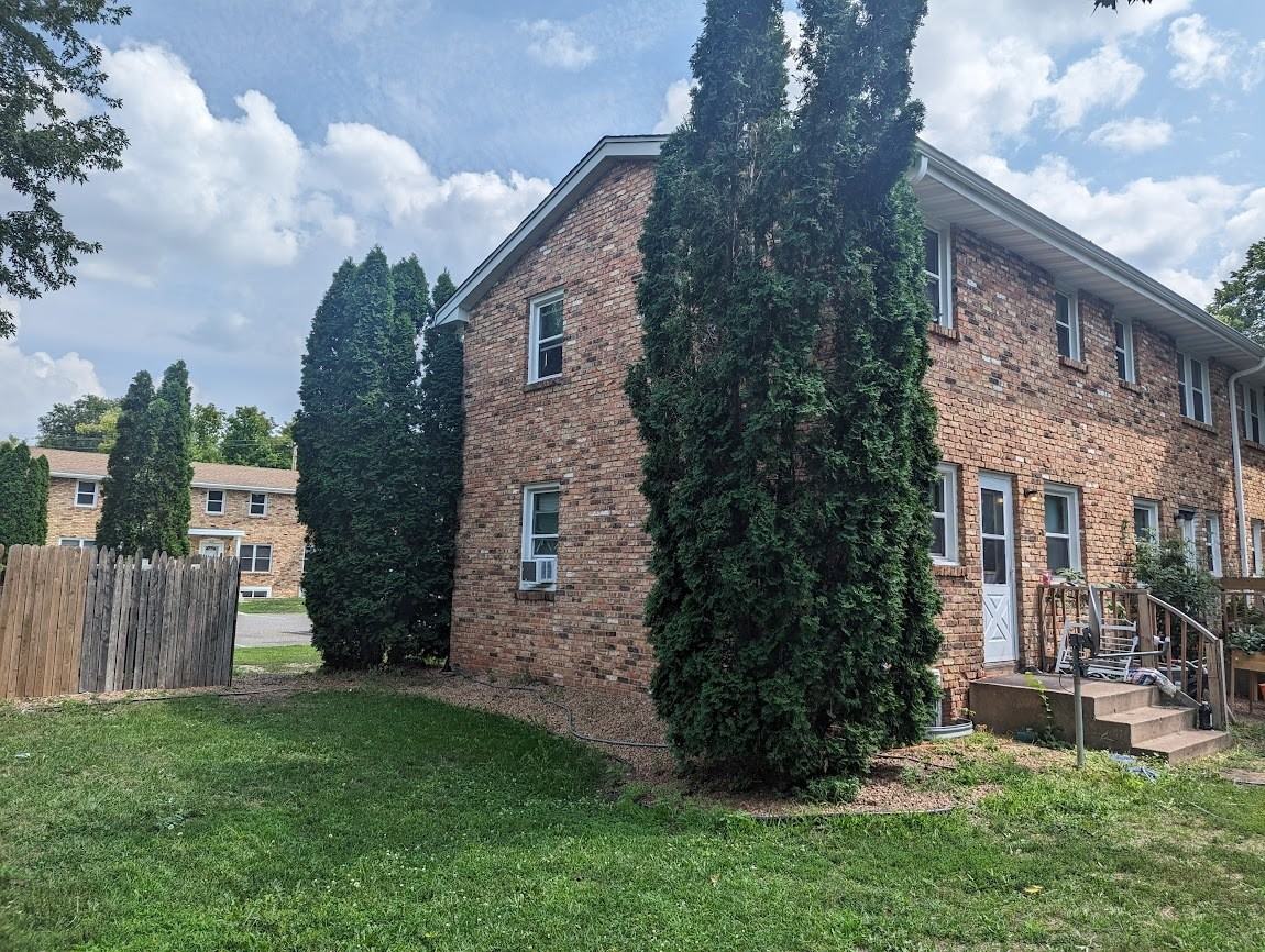 Lincoln Manor - Photo 3 of 50