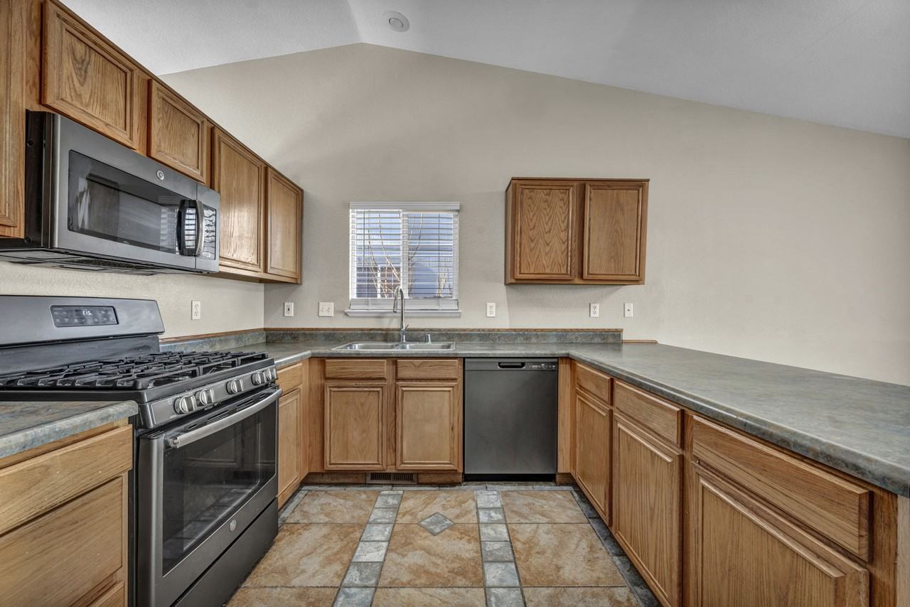 17765 Oakview Ct #1 - Photo 4 of 38