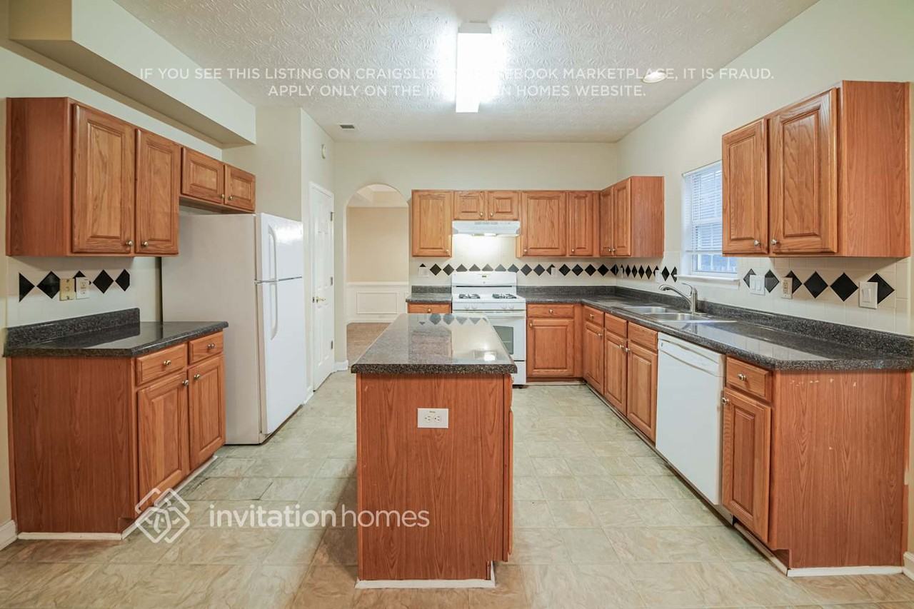 2070 Dartmoth Way - Photo 5 of 18