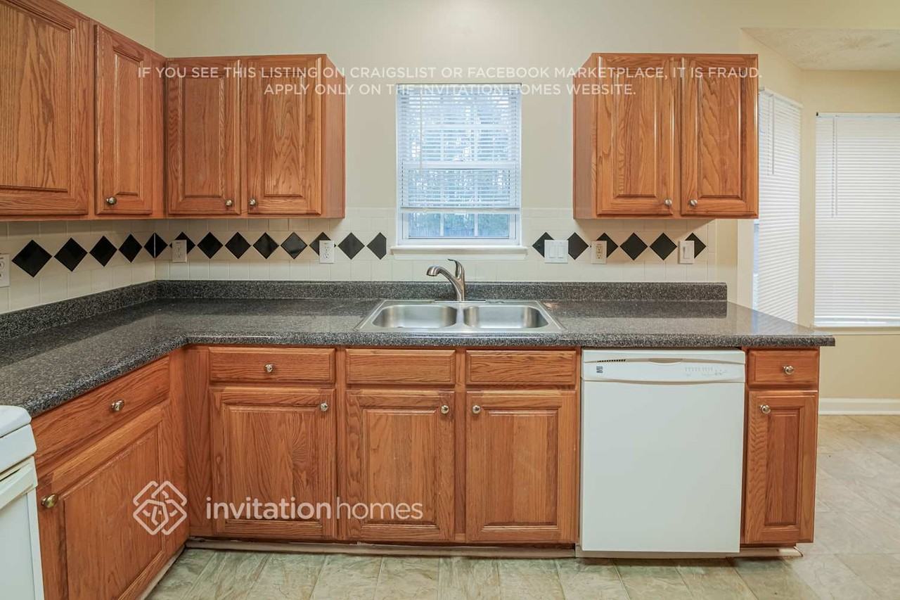 2070 Dartmoth Way - Photo 6 of 18