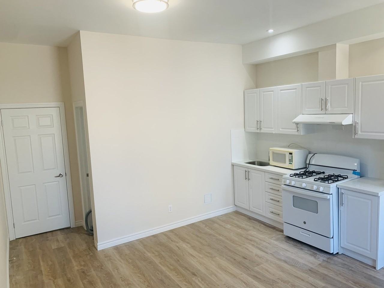 227 Spadina Ave - Photo 2 of 5