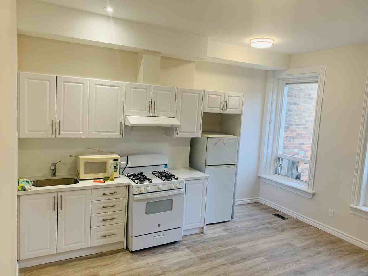 227 Spadina Ave - Photo 3 of 5