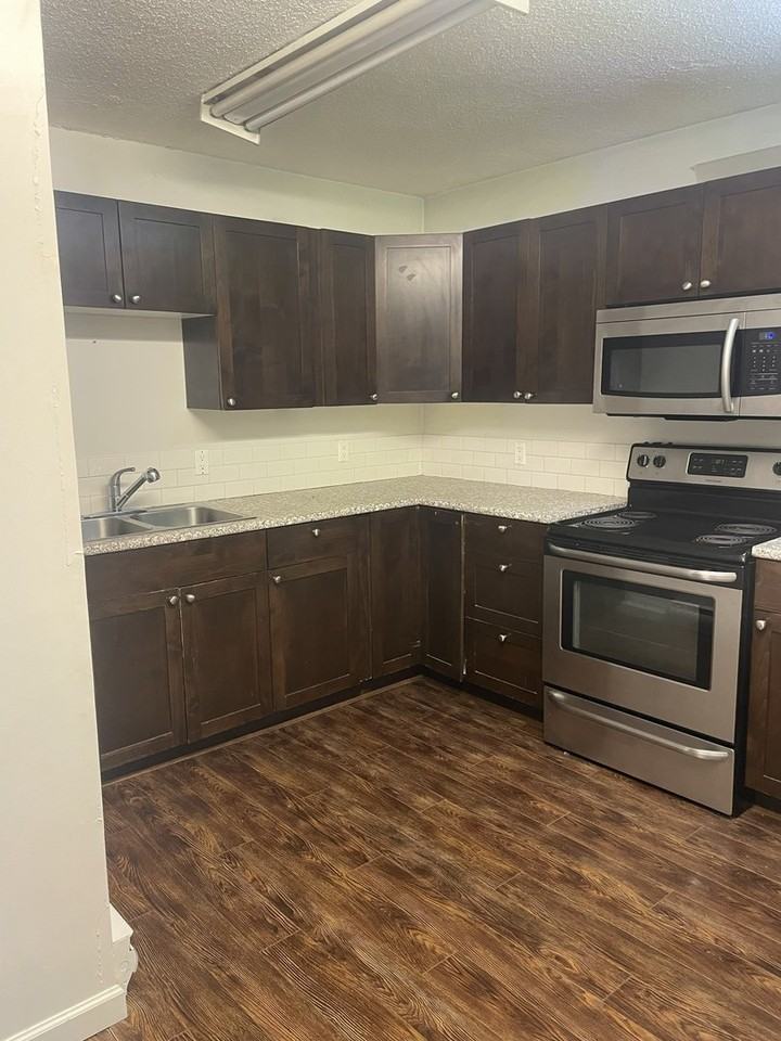 367 Burnside Rd E - Photo 3 of 3