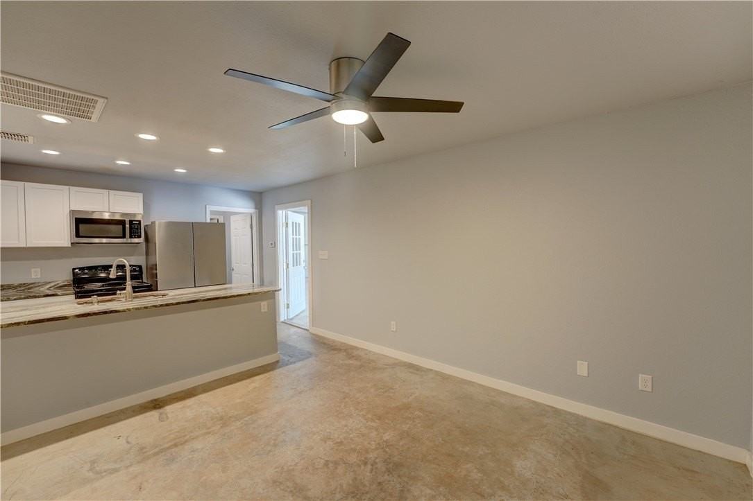 2122 Prairie Rd - Photo 4 of 11