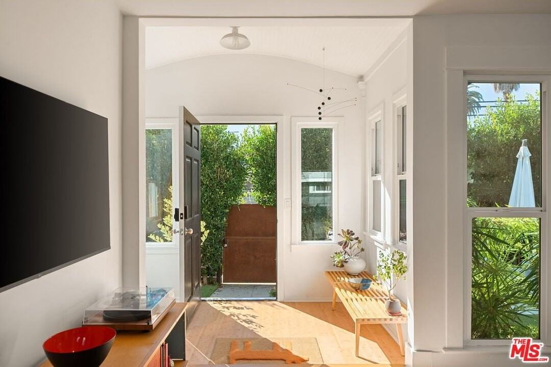 2012 Linden Ave - Photo 4 of 24