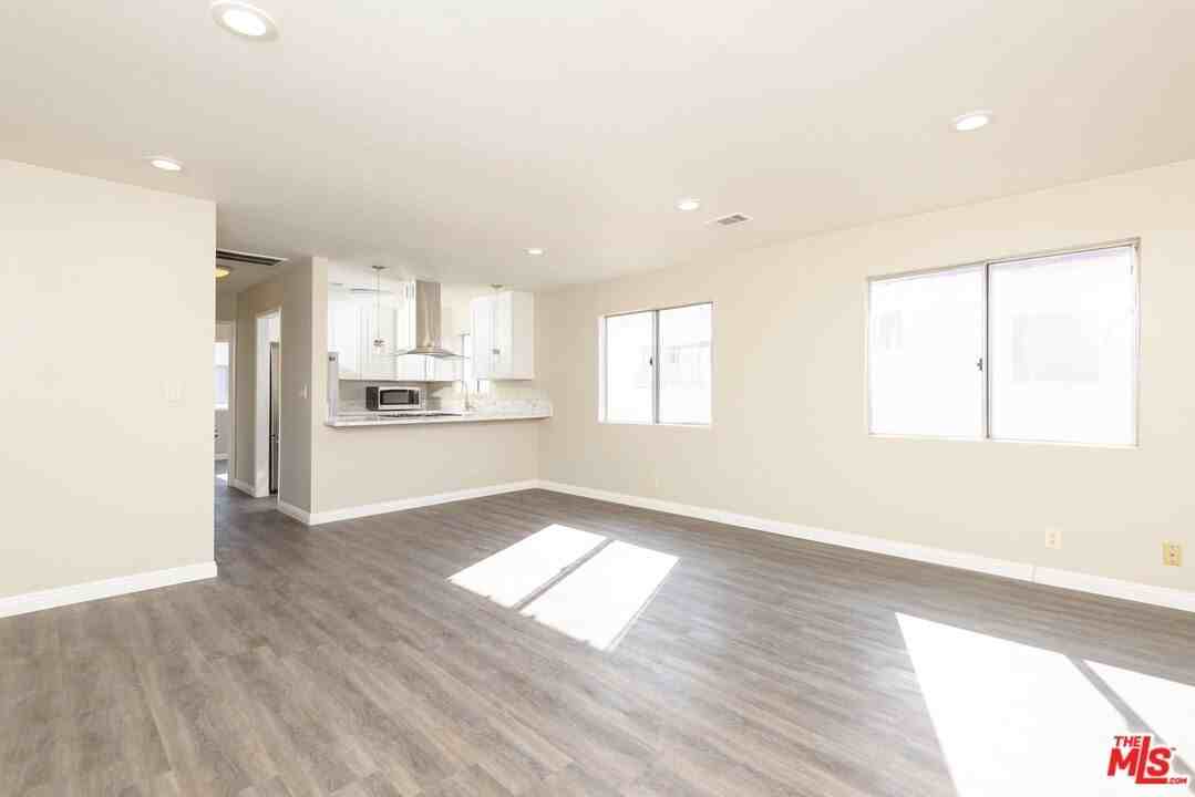 1522 N Harvard Blvd Unit 4 #4 - Photo 3 of 9