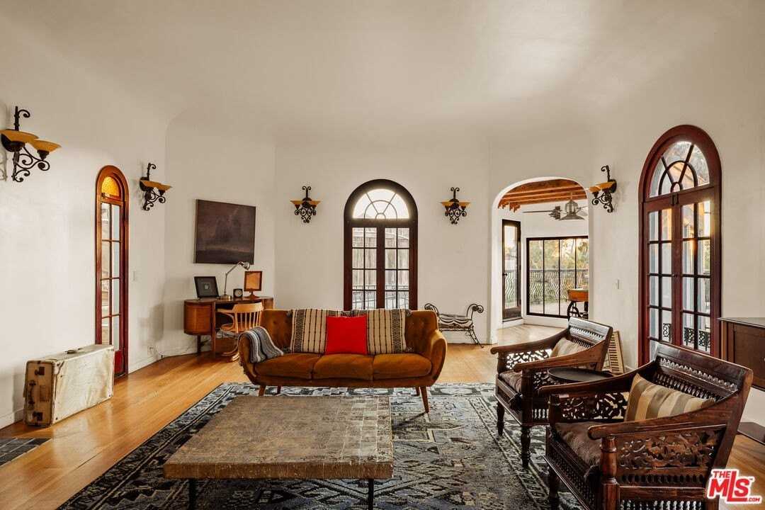 2002 N Las Palmas Ave - Photo 5 of 41