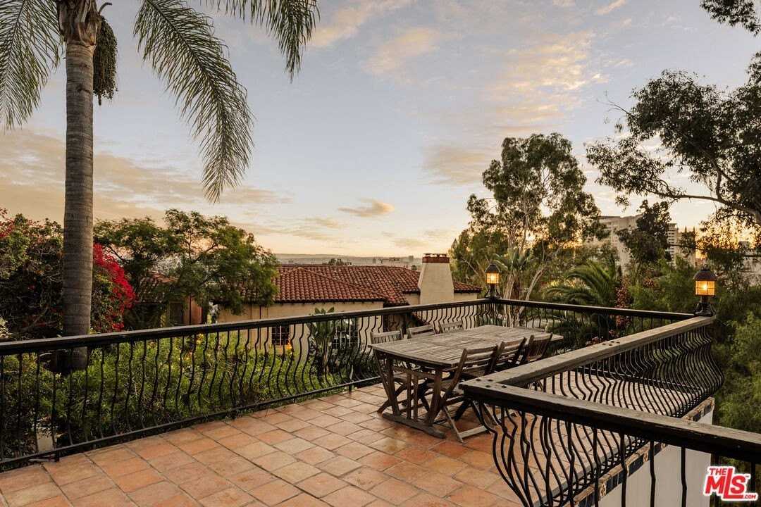 2002 N Las Palmas Ave - Photo 7 of 41