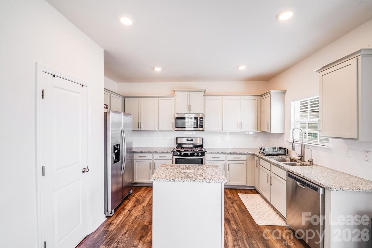 7411 Foxgate Cir - Photo 3 of 28