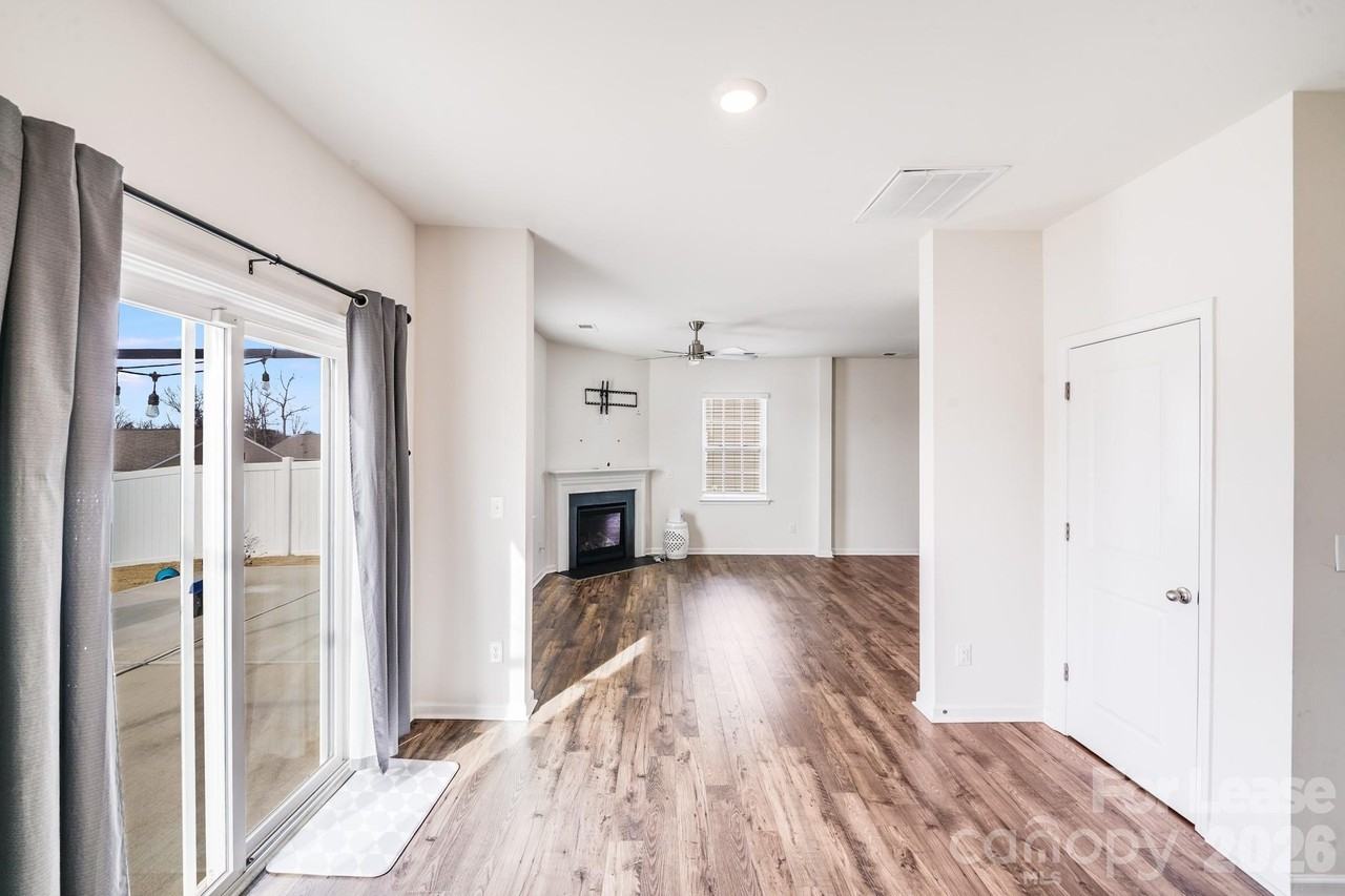 7411 Foxgate Cir - Photo 4 of 28