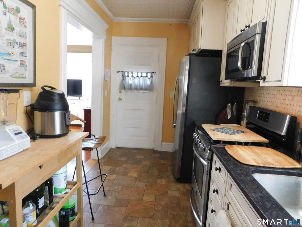 195B Pequot Ave - Photo 6 of 7