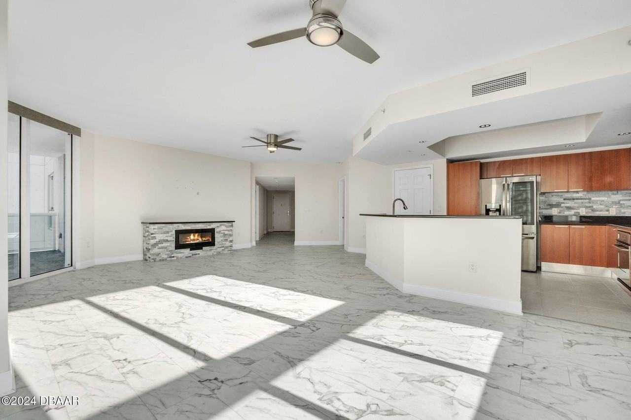 231 Riverside Dr Unit 2010-1 #2010-1 - Photo 4 of 45