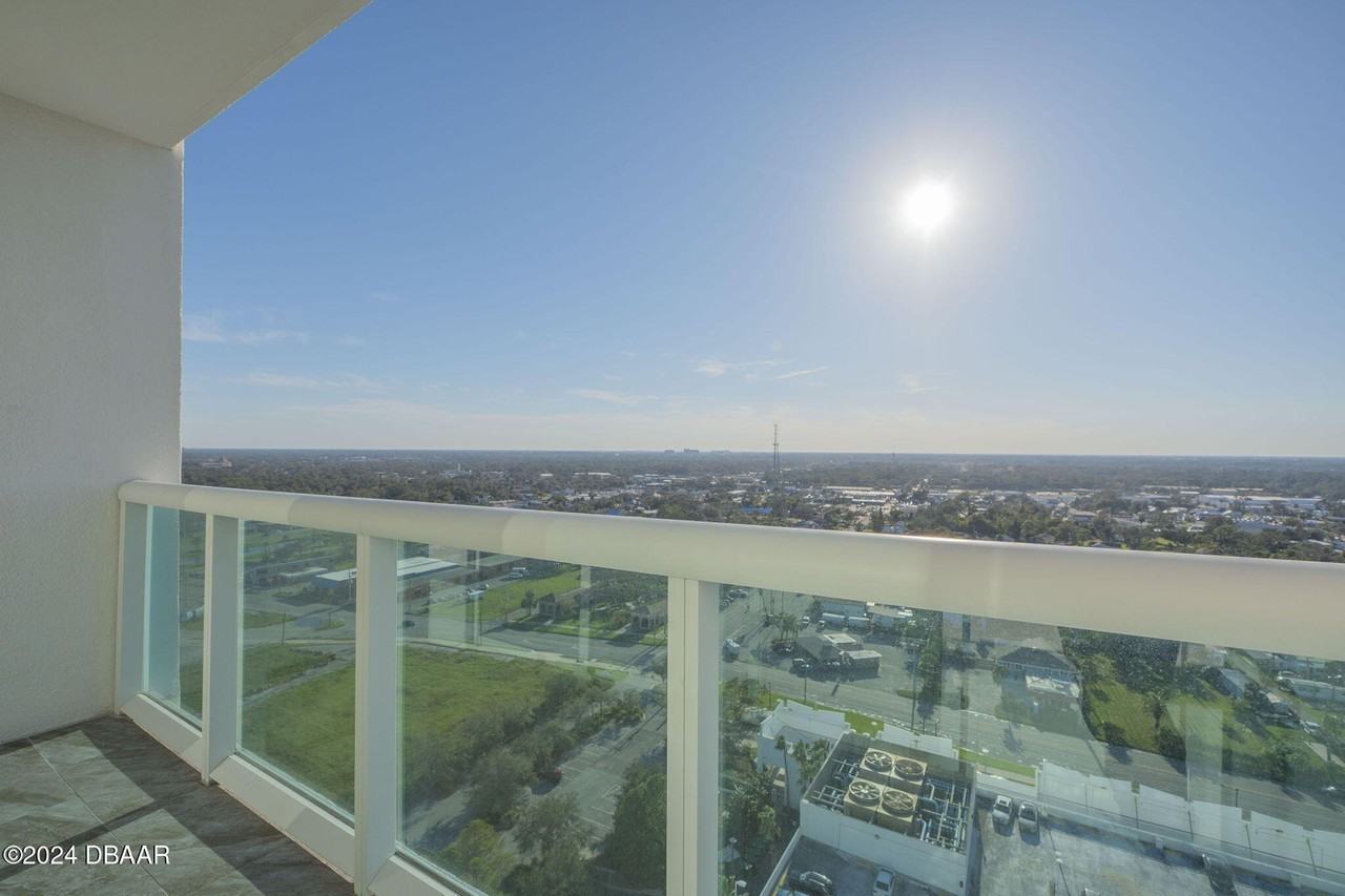 231 Riverside Dr Unit 2010-1 #2010-1 - Photo 5 of 45