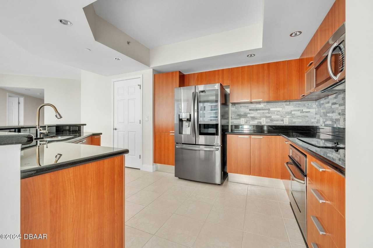 231 Riverside Dr Unit 2010-1 #2010-1 - Photo 7 of 45