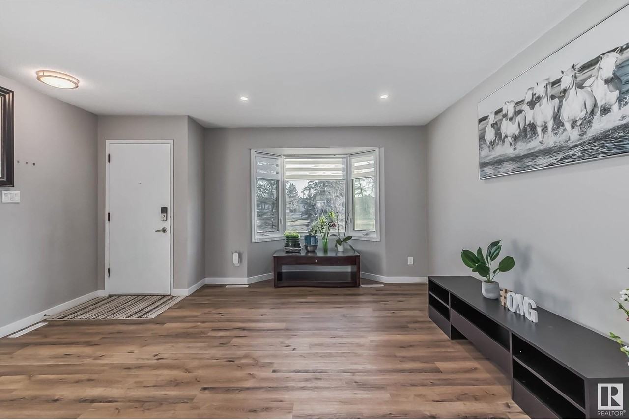 6124 137 Ave Nw #MAIN - Photo 2 of 11