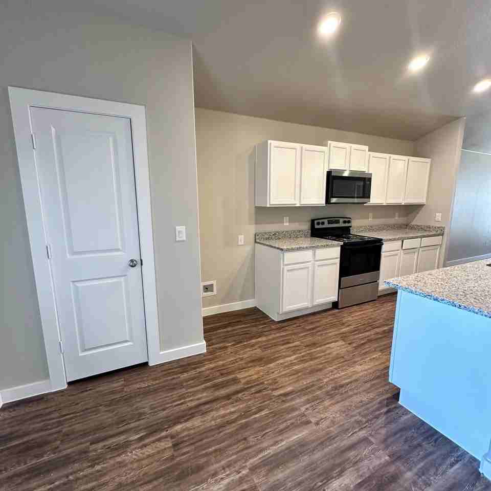 2059 Kenwood Ave - Photo 6 of 26