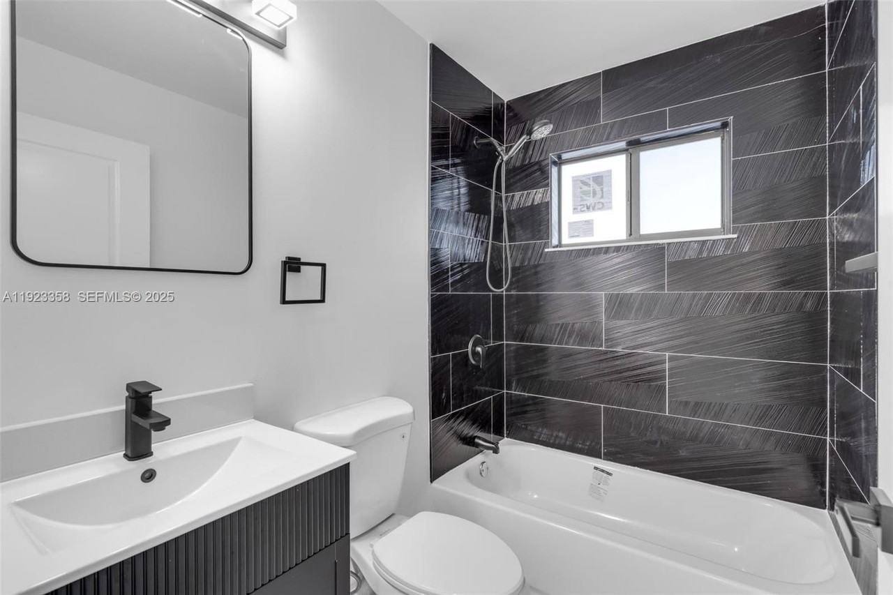 1413 Nw 40th St - Photo 4 of 8