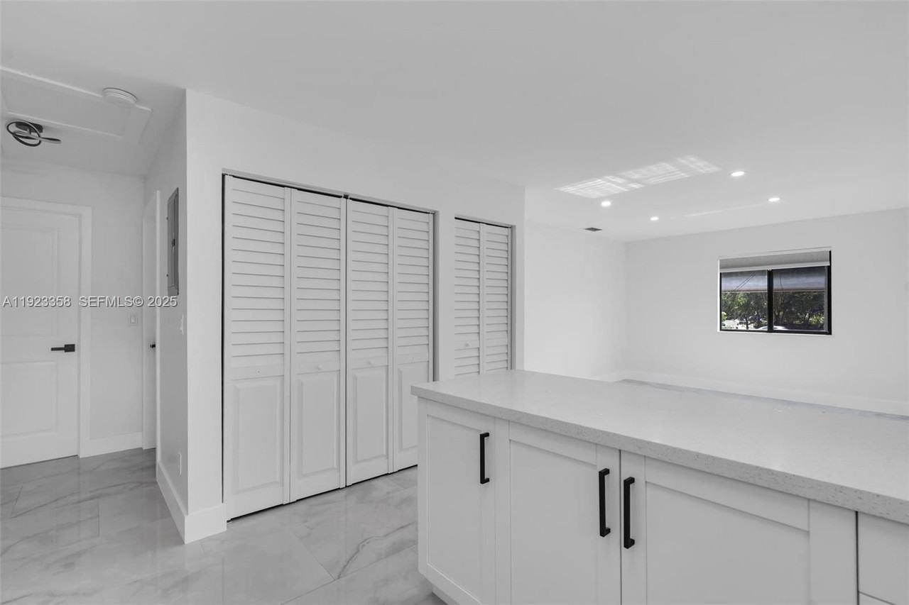 1413 Nw 40th St - Photo 6 of 8