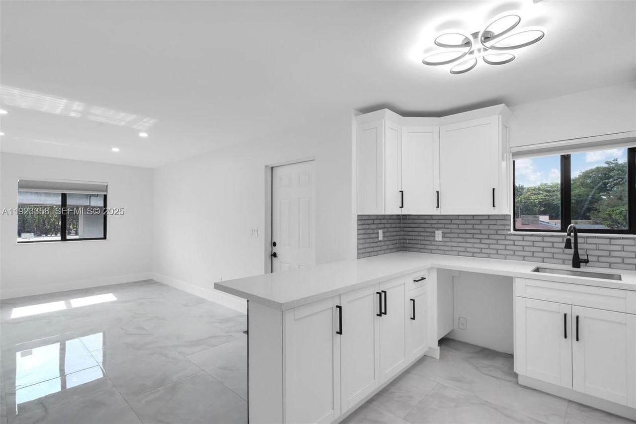 1413 Nw 40th St - Photo 7 of 8