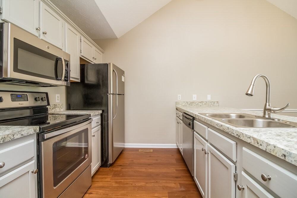 1921 Pacific Pl - Photo 6 of 15