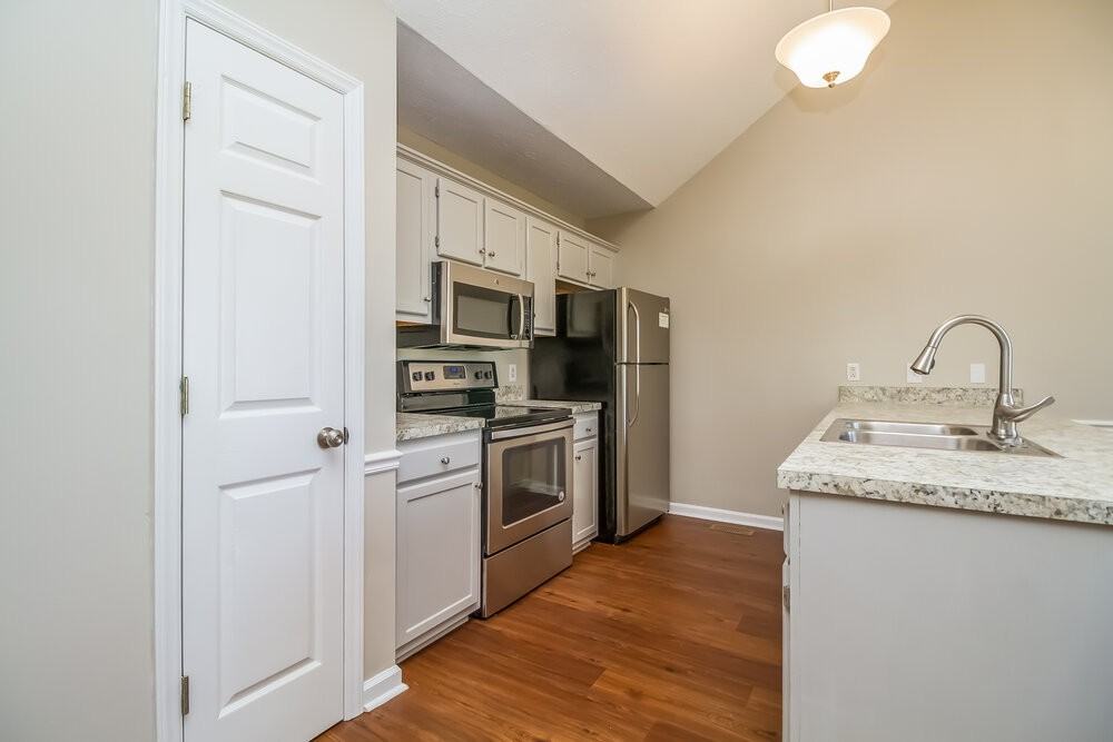 1921 Pacific Pl - Photo 7 of 15