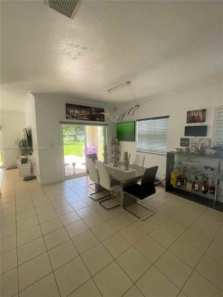 3102 Ne 3rd Dr - Photo 3 of 36