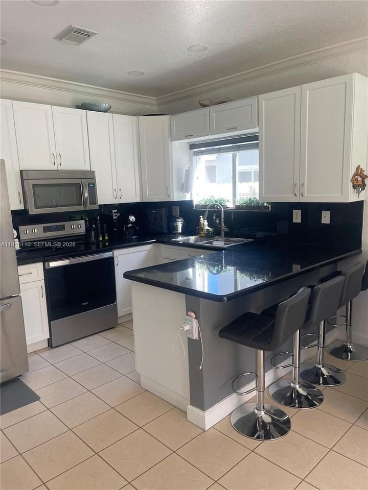 3102 Ne 3rd Dr - Photo 5 of 36