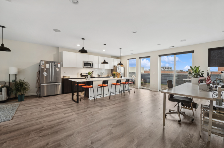 4027 N Broadway St - Photo 3 of 9