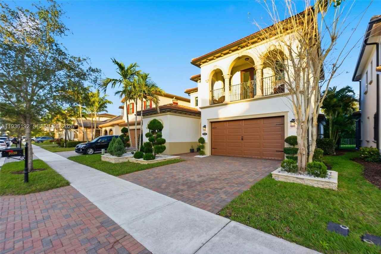 9220 Meridian Dr E - Photo 2 of 50