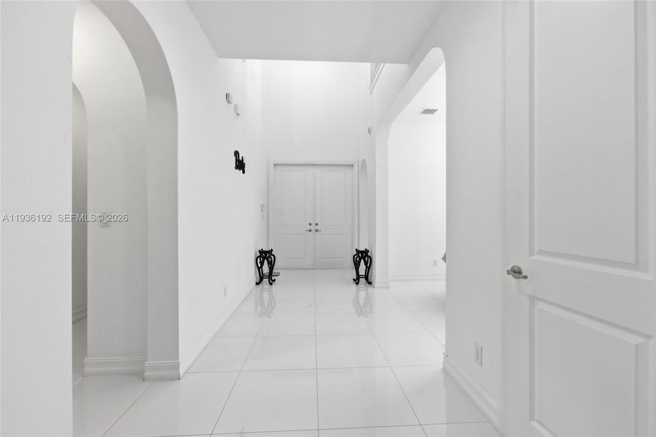 9220 Meridian Dr E - Photo 4 of 50