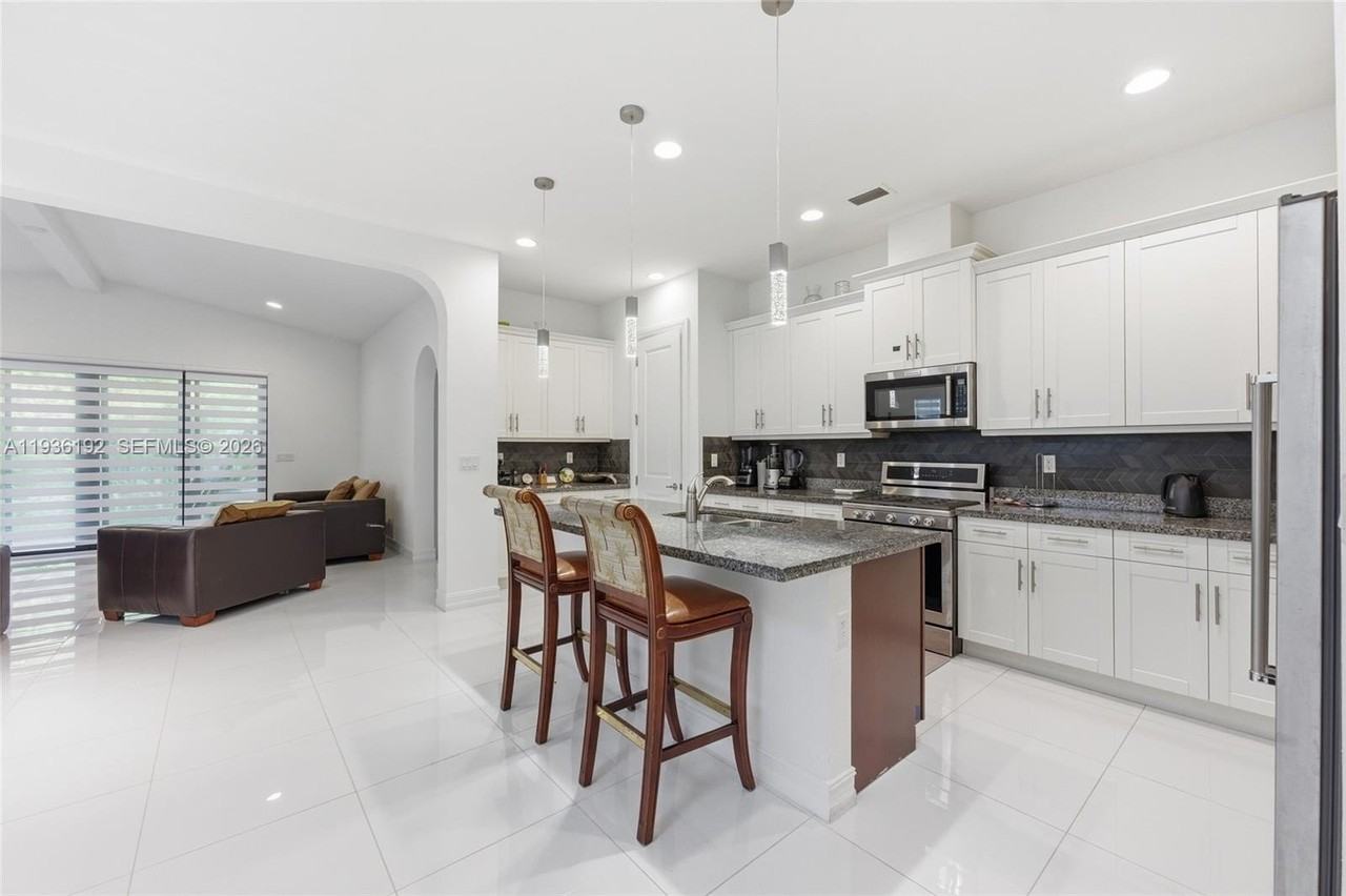 9220 Meridian Dr E - Photo 6 of 50