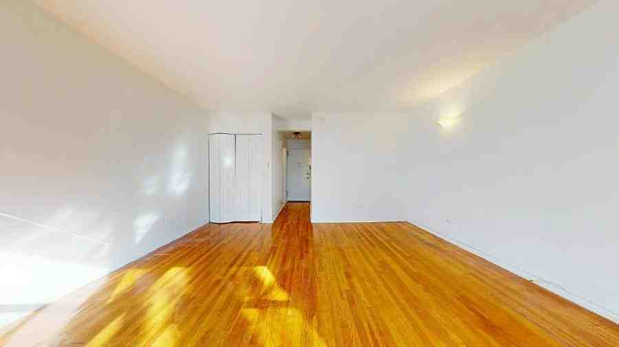 225 E 26th St - Photo 3 of 5