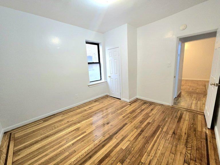 1115 Jerome Ave - Photo 3 of 5