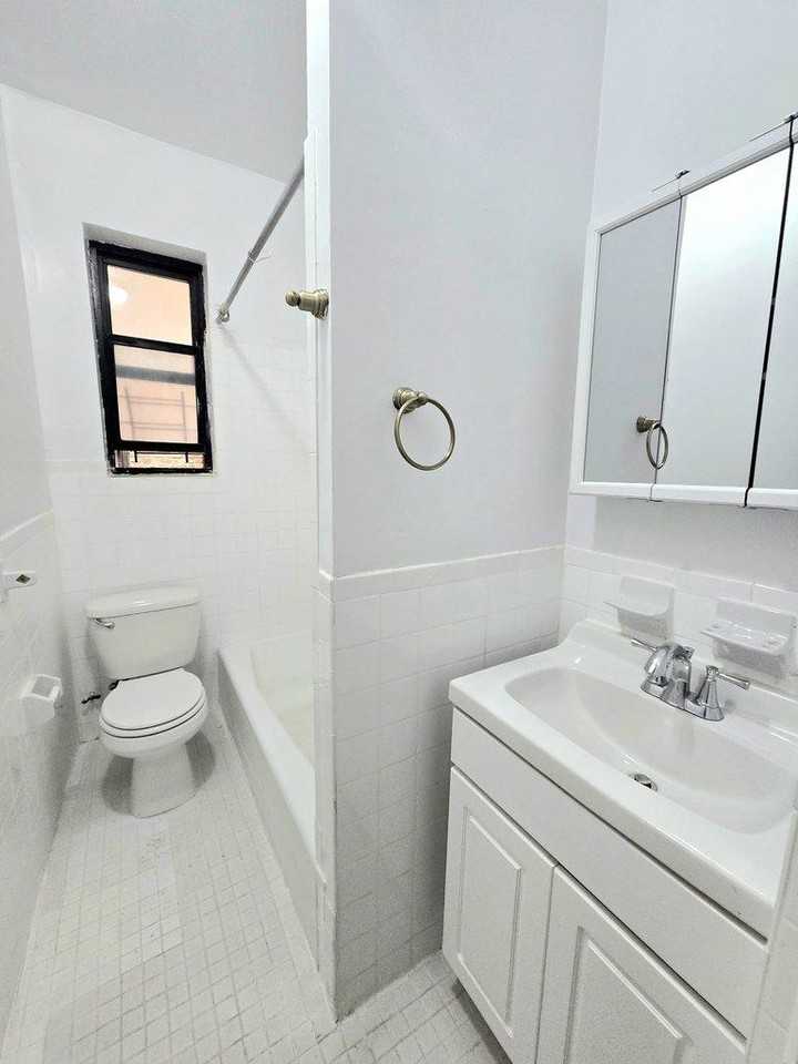 1115 Jerome Ave - Photo 5 of 5