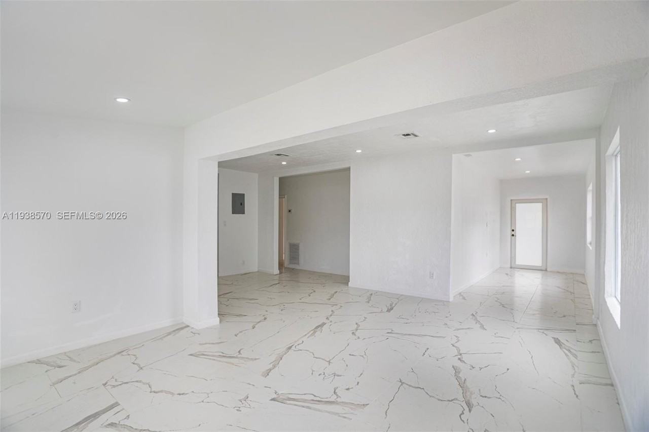 988 Nw 10th St #1 - Photo 5 of 36